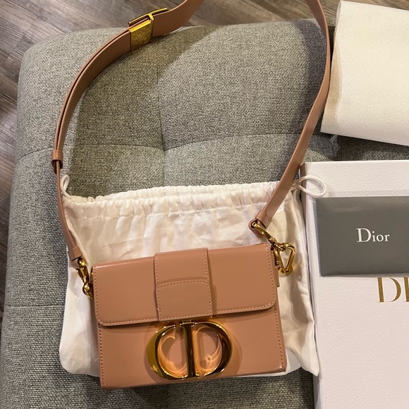 AUTHENTIC 30 MONTAIGNE BOX BAG
Rose Des Vents Box Calfskin - Picture 2 of 7